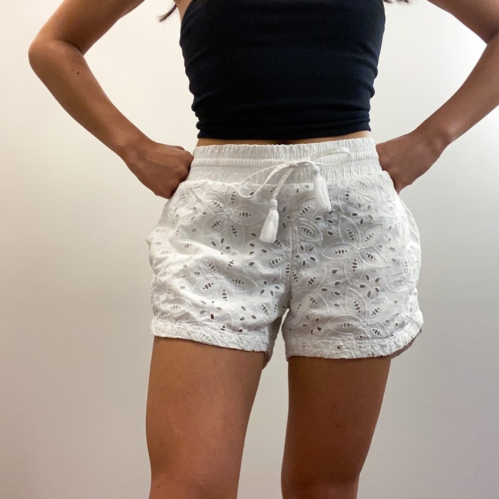 vineyard vines cream eyelet shorts